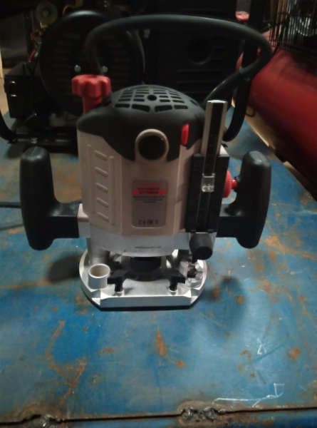 Фрезер CROWN CT11002  (1400Вт цанга 12мм)